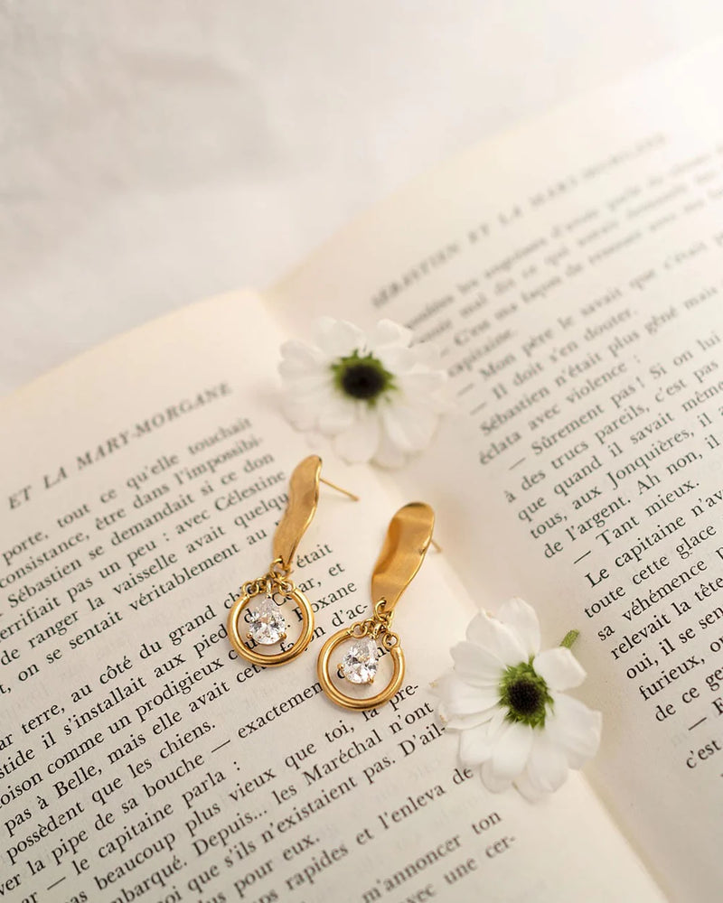 CALYPSO | GOLD SHORT CRYSTAL EARRINGS