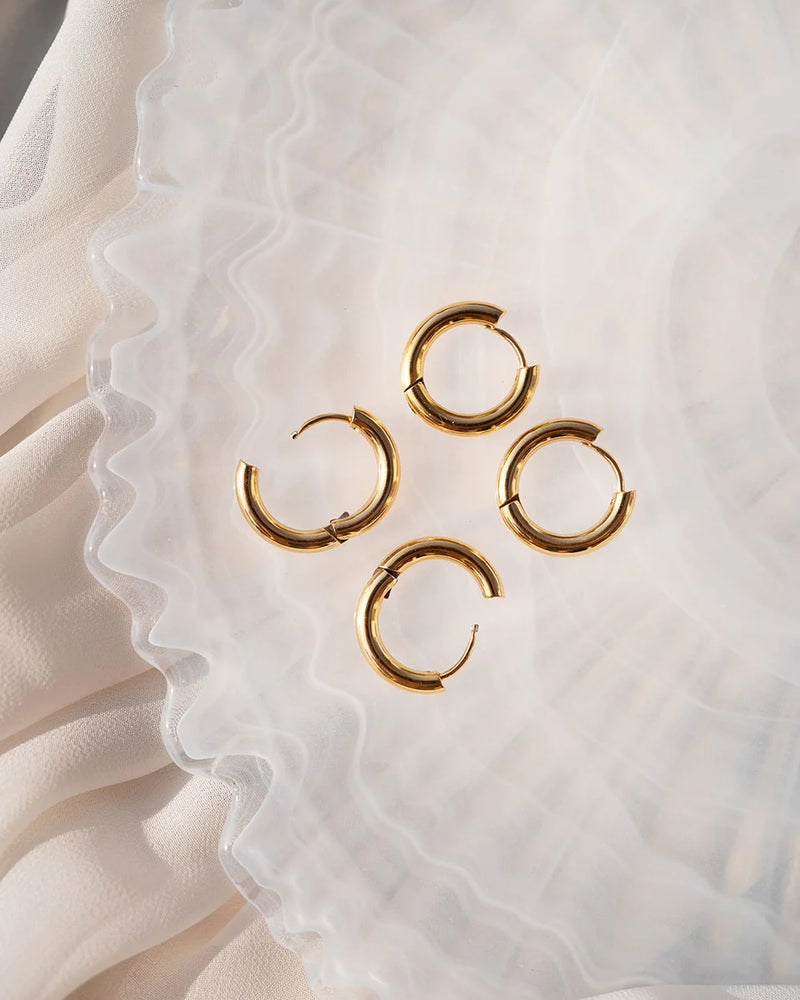 HUGGIE | GOLD MINIMALISTIC HOOP EARRINGS