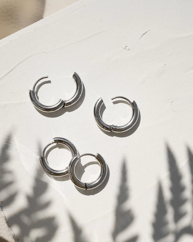 HUGGIE | SILVER MINIMALISTIC HOOP EARRINGS