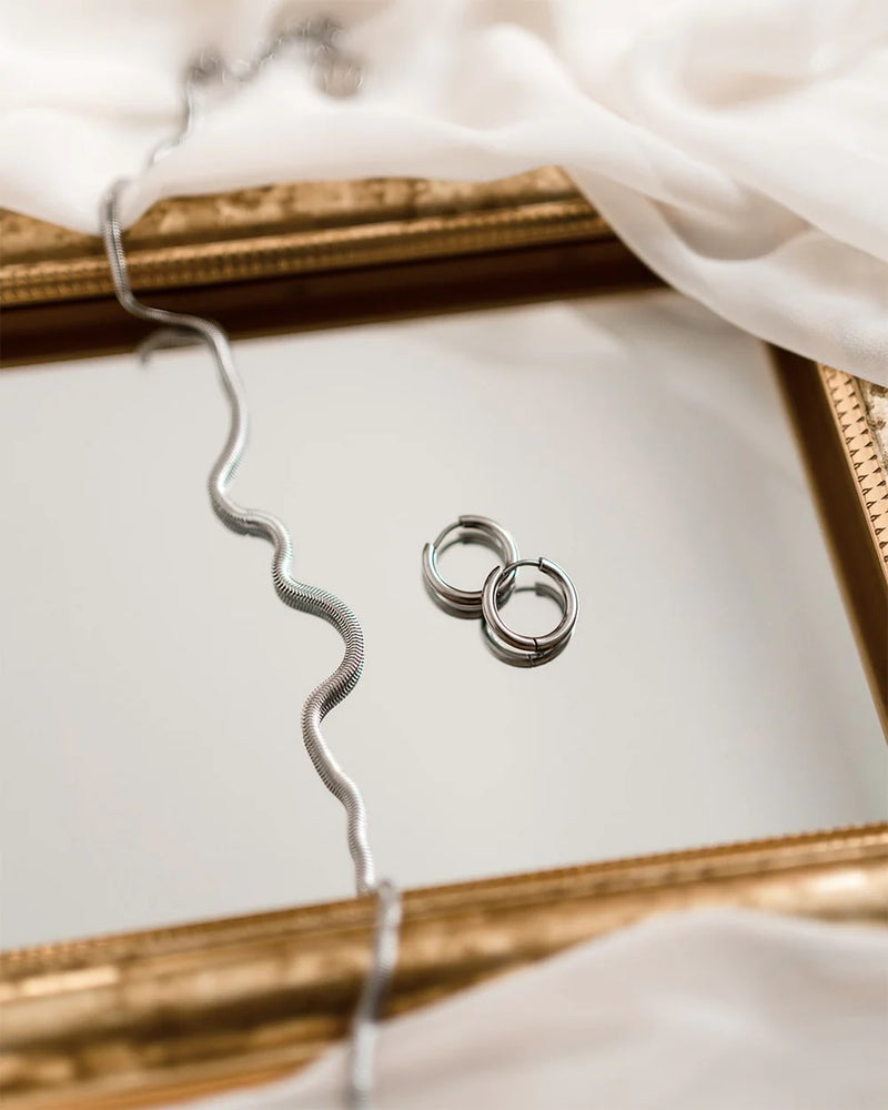 HUGGIE | SILVER MINIMALISTIC HOOP EARRINGS