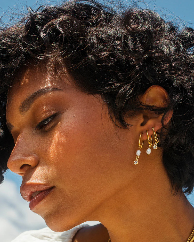 ZETA | GOLD PEARL HOOP EARRINGS