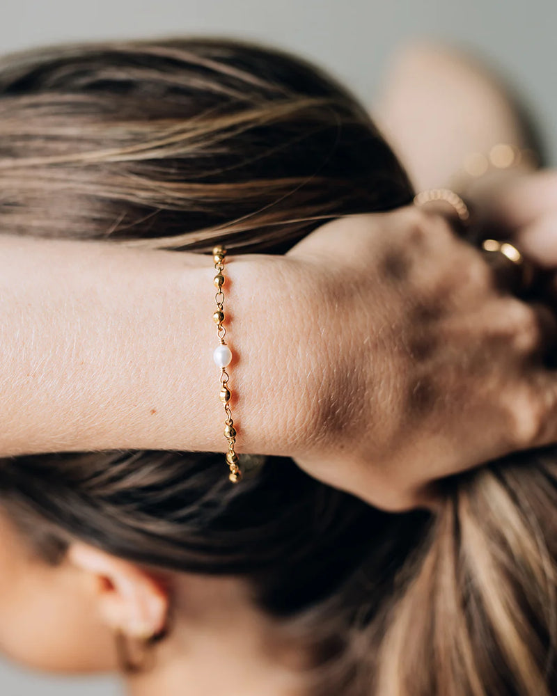 ALIVE | GOLD CHAIN AND PEARL BRACELET