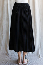 Solid Pleated Midi Skirt (Black - Plus Size)