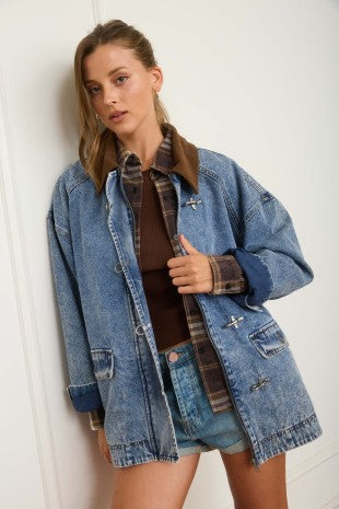 Contrast Collar Latch Hook Washed Denim Jacket