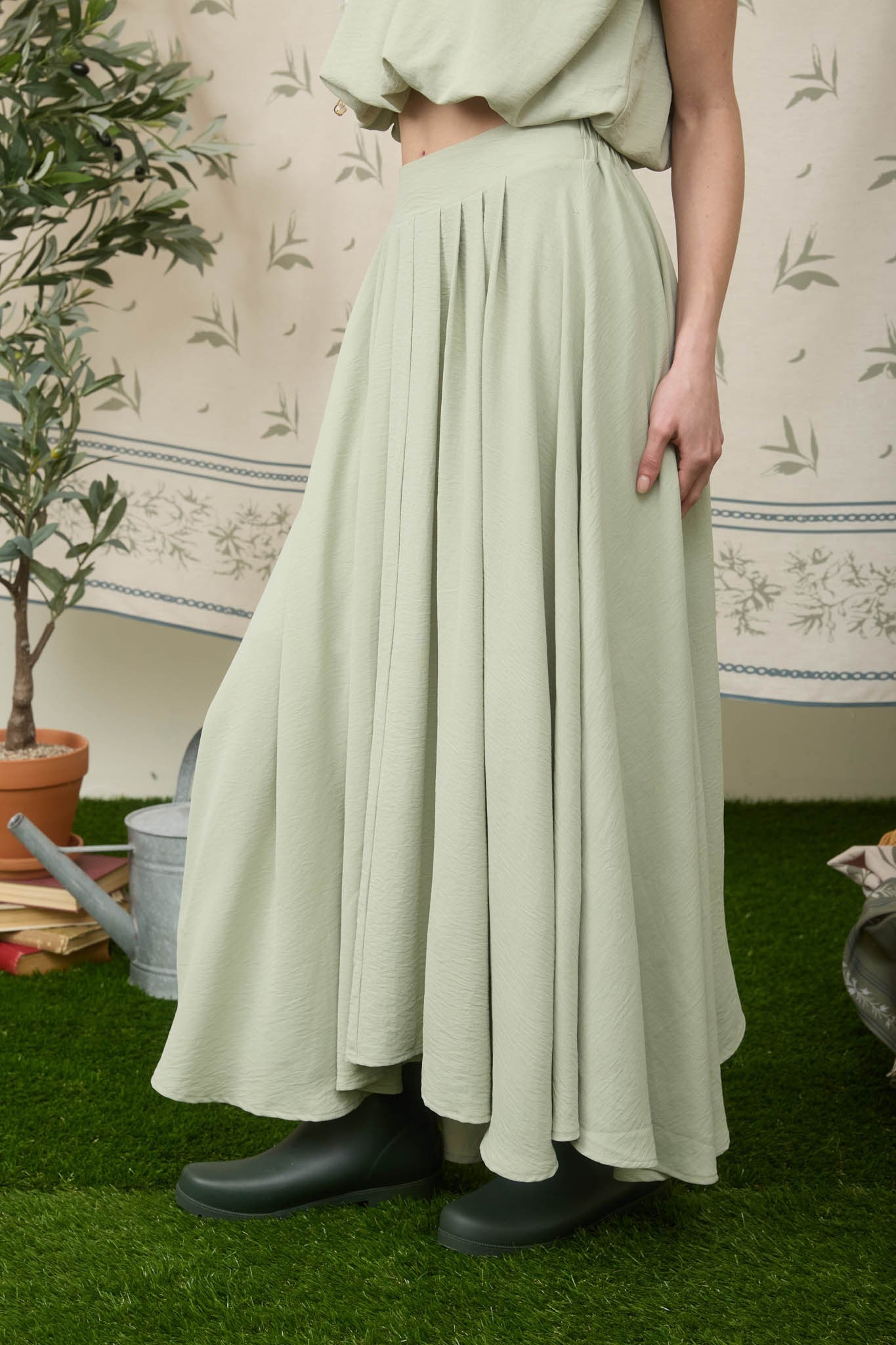 Box Pleat Elastic Waist Midi Skirt (Light Olive)