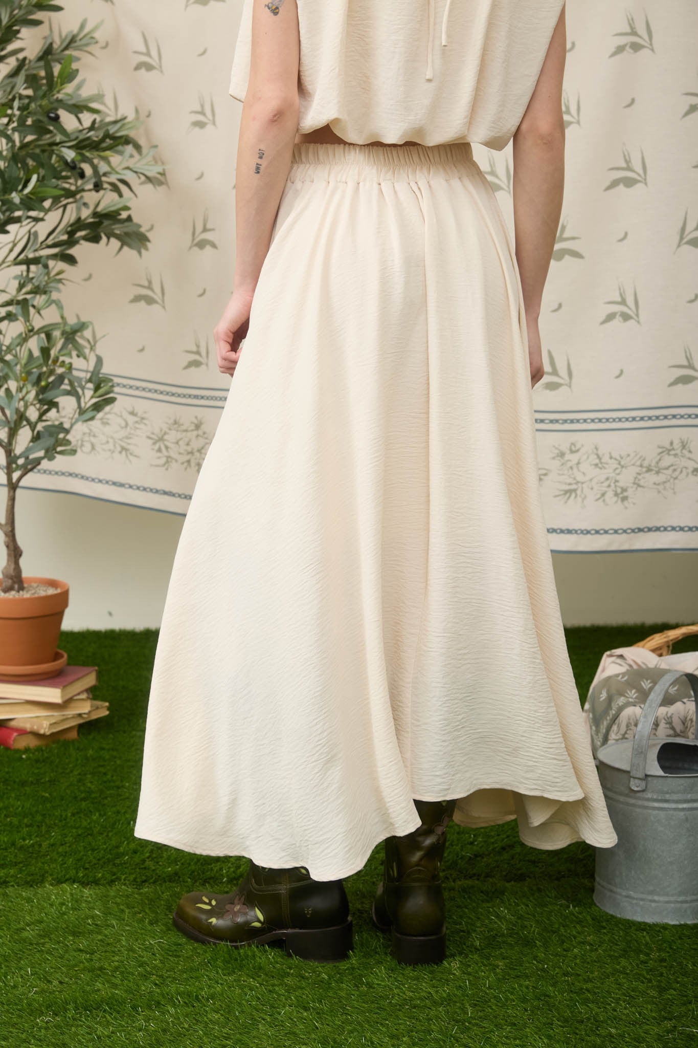 Box Pleat Elastic Waist Midi Skirt (Natural)