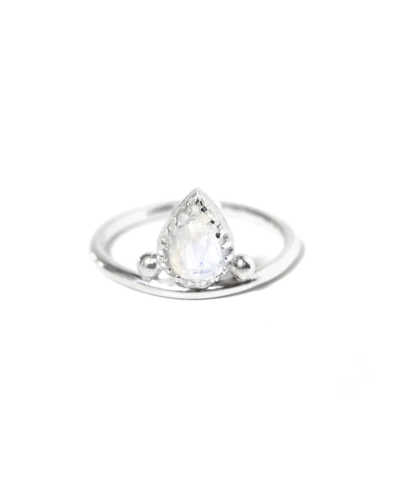 PERA | STERLING SILVER MOONSTONE RING